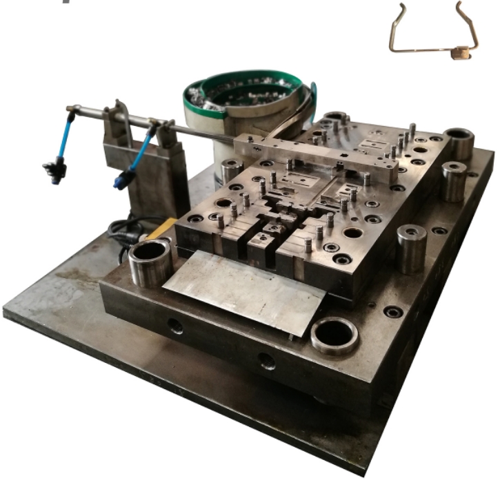 Automatic Riveting Stamping Die with Vibrating Feeding  for metal parts
